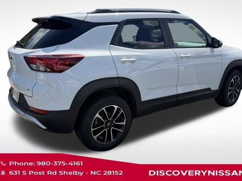 Used 2025 Chevrolet TrailBlazer LT FWD image 3
