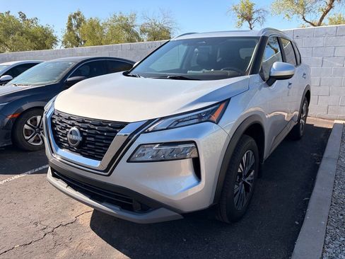 Used 2023 Nissan Rogue SV w/ SV Premium B Package FWD image 2