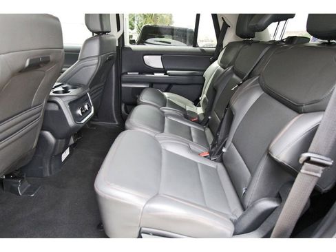Used 2025 Ford Expedition Active AWD/4WD image 7