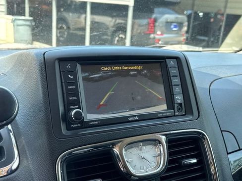 Used 2013 Chrysler Town & Country Touring FWD image 21