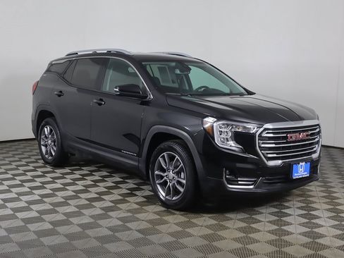Used 2024 GMC Terrain SLT image 2