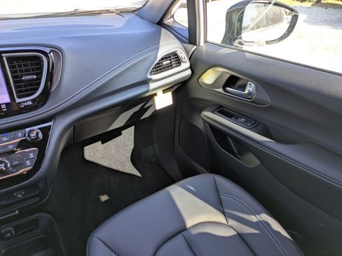 New 2026 Chrysler Pacifica Select FWD image 15