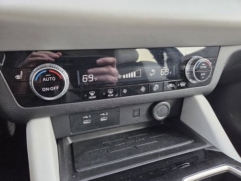 Used 2025 Mitsubishi Outlander SE image 13