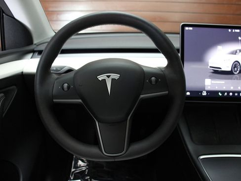 Used 2022 Tesla Model Y Long Range image 28