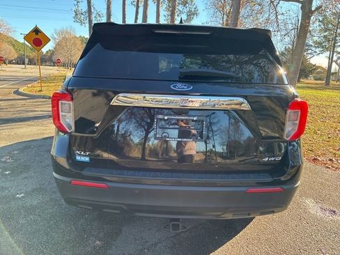 Used 2023 Ford Explorer XLT image 4