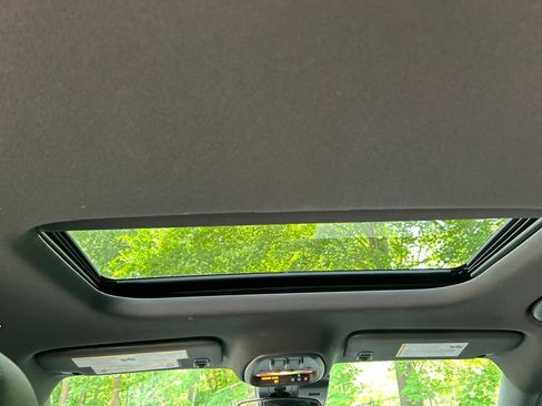 Used 2024 Chevrolet Trax RS w/ Sunroof Package FWD image 31