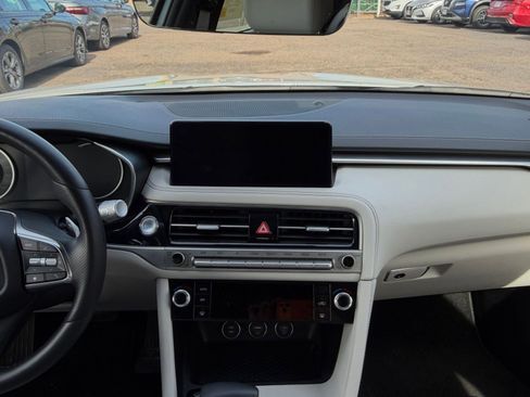 Used 2025 Genesis G70 2.5T image 17