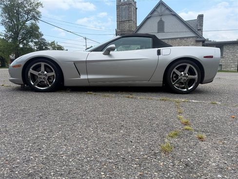 Used 2005 Chevrolet Corvette Convertible w/ Preferred Equipment Group RWD image 2