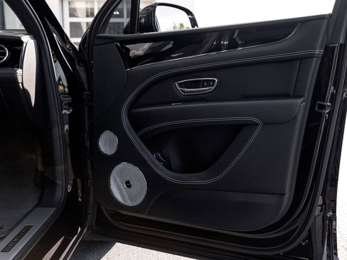 Used 2022 Bentley Bentayga image 49