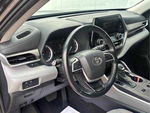 Used 2023 Toyota Highlander LE image 19