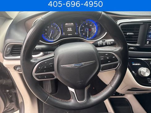 Used 2018 Chrysler Pacifica Touring-L FWD image 15