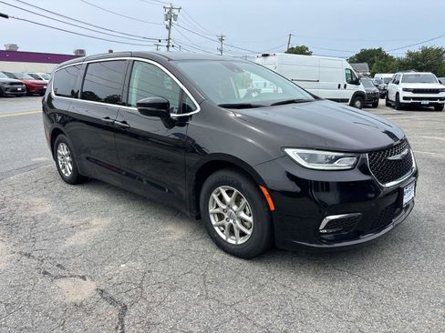 Certified 2024 Chrysler Pacifica Touring-L FWD image 1