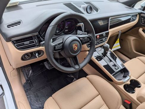 Certified 2026 Porsche Macan AWD/4WD image 4