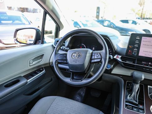Certified 2024 Toyota Sienna LE image 4