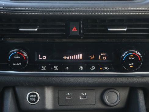 Used 2022 Nissan Rogue SV image 14