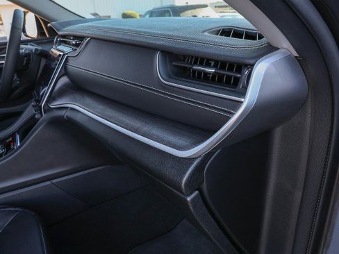 Used 2023 Jeep Grand Cherokee Limited w/ Black Appearance Package image 38