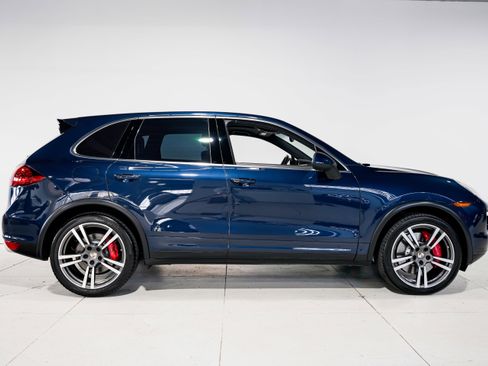 Used 2012 Porsche Cayenne Turbo image 2