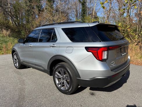 Used 2025 Ford Explorer Active w/ Active Comfort Package image 8