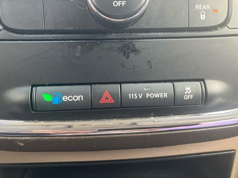 Used 2013 Chrysler Town & Country Touring FWD image 24