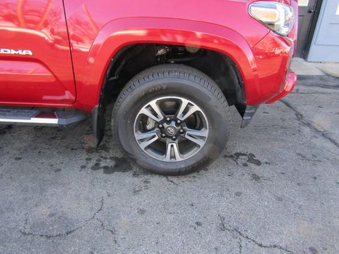 Used 2018 Toyota Tacoma TRD Sport image 8