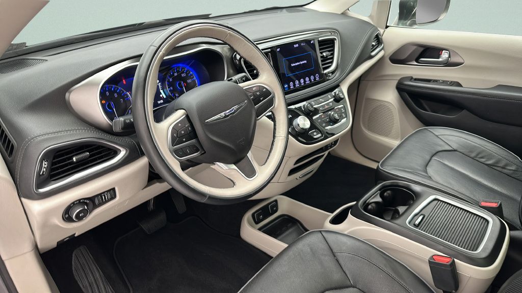 Used 2018 Chrysler Pacifica Limited w/ Tire & Wheel Group FWD image 11