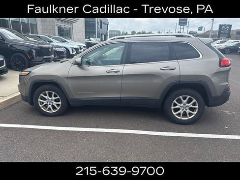 Used 2016 Jeep Cherokee Latitude w/ Cold Weather Group AWD/4WD image 7