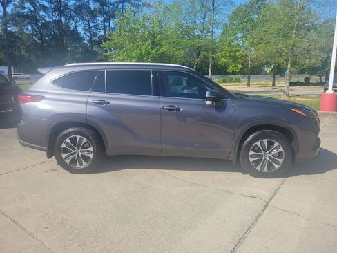 Used 2022 Toyota Highlander XLE image 9