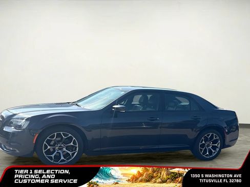 Used 2018 Chrysler 300 S w/ 300S Premium Group RWD image 2