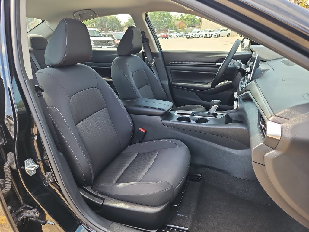 Used 2025 Nissan Altima 2.5 SV FWD image 31
