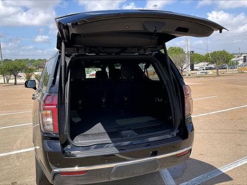 Used 2023 Chevrolet Suburban LT w/ Luxury Package image 18