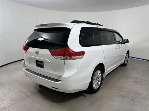 Used 2014 Toyota Sienna XLE image 7