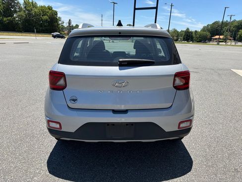 Used 2022 Hyundai Venue SEL FWD image 6