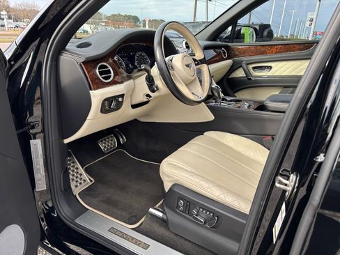 Used 2018 Bentley Bentayga Mulliner image 11