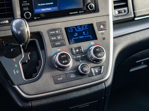 Used 2020 Toyota Sienna SE AWD/4WD image 23