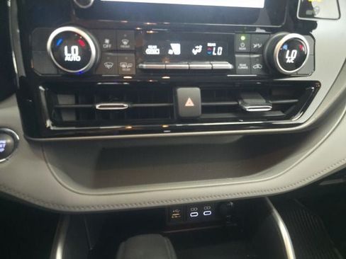 Used 2023 Toyota Highlander L FWD image 24