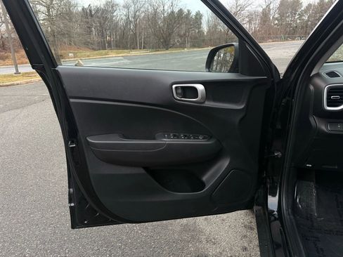 Used 2023 Hyundai Venue SE w/ Cargo Package image 16