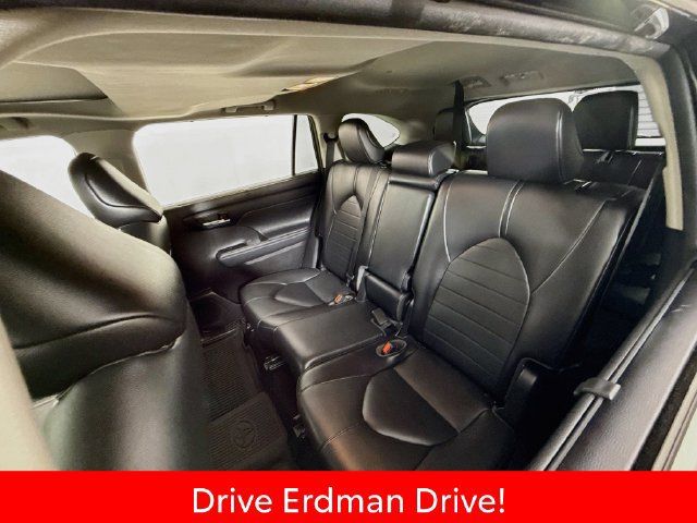 Used 2021 Toyota Highlander XLE FWD image 8