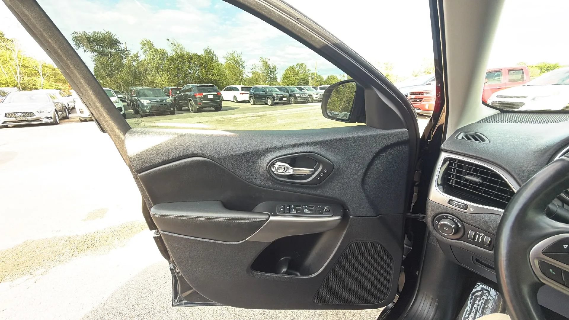 Used 2019 Jeep Cherokee Limited w/ Luxury Group AWD/4WD image 30