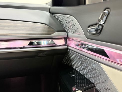 Used 2024 BMW 760i xDrive w/ Premium Package image 34