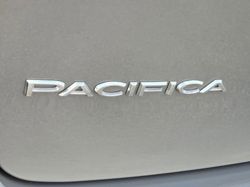 Used 2023 Chrysler Pacifica Touring-L FWD image 10