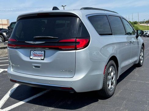 Used 2023 Chrysler Pacifica Limited FWD image 3