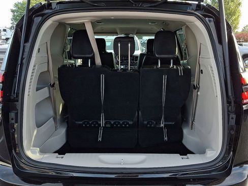 Used 2024 Chrysler Pacifica Touring-L image 30