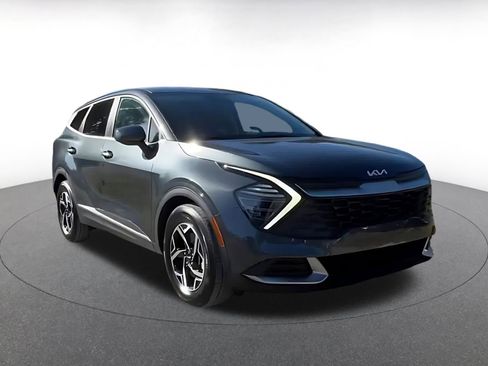 Used 2025 Kia Sportage LX image 2