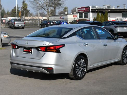 Used 2024 Nissan Altima 2.5 SV image 8