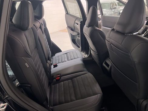 New 2025 Mitsubishi Outlander SE image 14