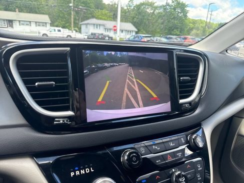 Used 2023 Chrysler Pacifica Touring-L FWD image 11