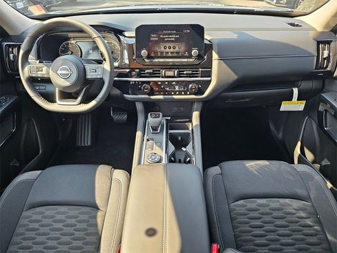 New 2025 Nissan Pathfinder SV image 9