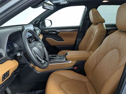 Used 2025 Toyota Highlander Platinum image 11