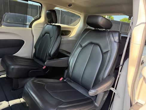 Used 2024 Chrysler Pacifica Touring-L FWD image 31