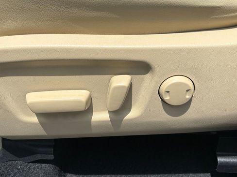 Used 2019 Toyota Highlander XLE FWD image 17